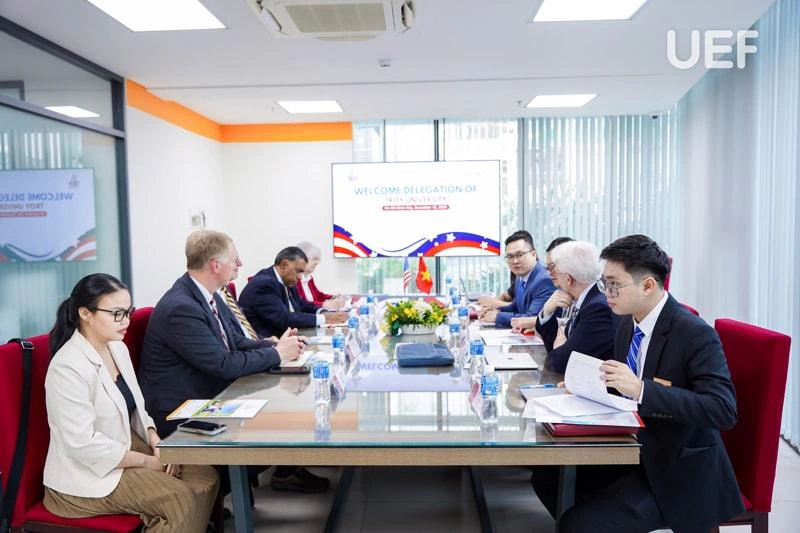 University representatives in a cooperation meeting